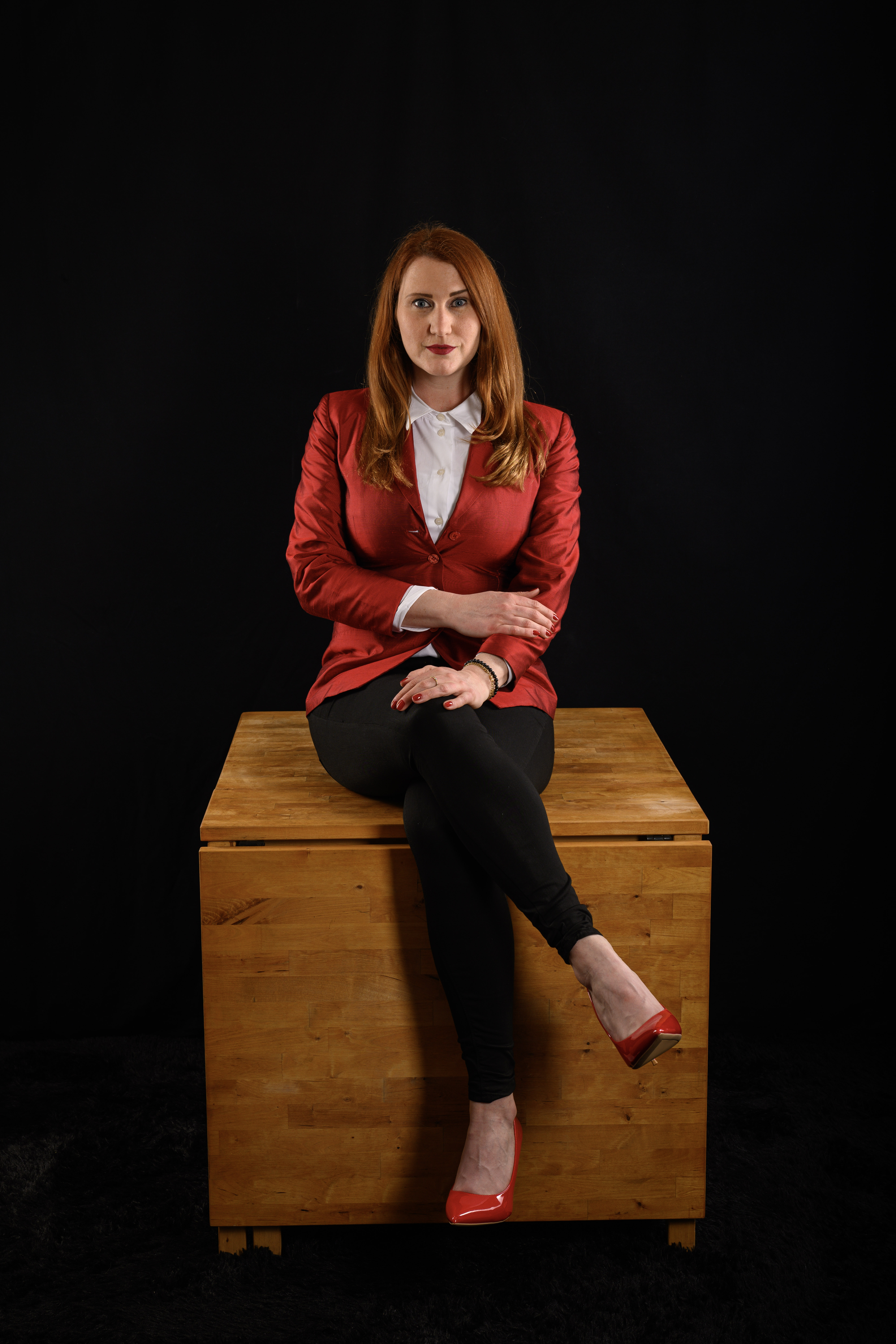 Lisi Hutter Signature Erlebnisse – Porträt in rotem Blazer